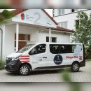 Der Eltviller Bürgerbus steht vor dem Mehrgenerationenhaus Eltville.