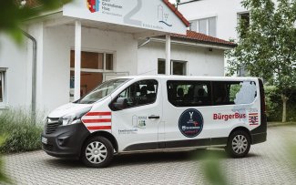 Der Eltviller Bürgerbus steht vor dem Mehrgenerationenhaus Eltville.