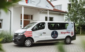 Der Eltviller Bürgerbus. Der Eltviller Bürgerbus steht vor dem Mehrgenerationenhaus Eltville.