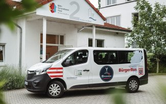 Der Eltviller Bürgerbus steht vor dem Mehrgenerationenhaus Eltville.