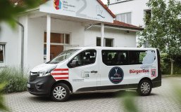 Der Eltviller Bürgerbus. Der Eltviller Bürgerbus steht vor dem Mehrgenerationenhaus Eltville.