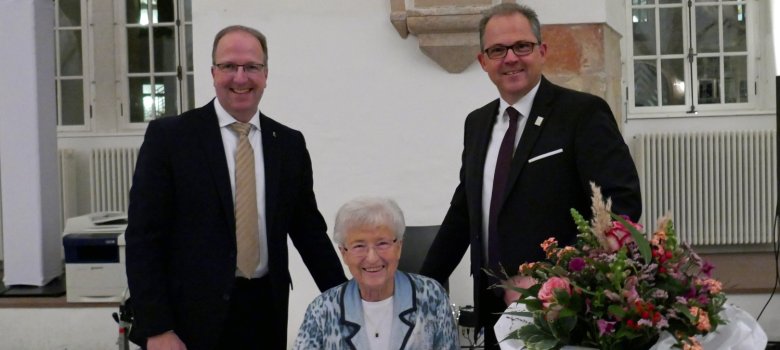Ingo Schon, Helga Simon und Bürgermeister Kunkel bei der Verleihung der Ehrenbürgerwürde.