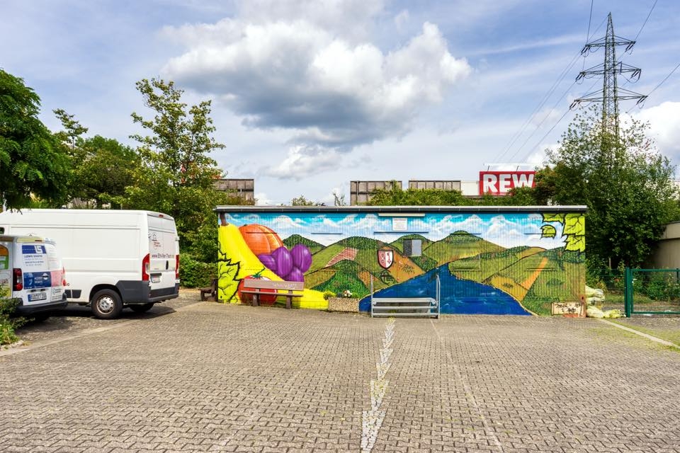 Ein bunter Countainer auf einem Parkplatz, hier befindet sich der Eltviller Tisch.