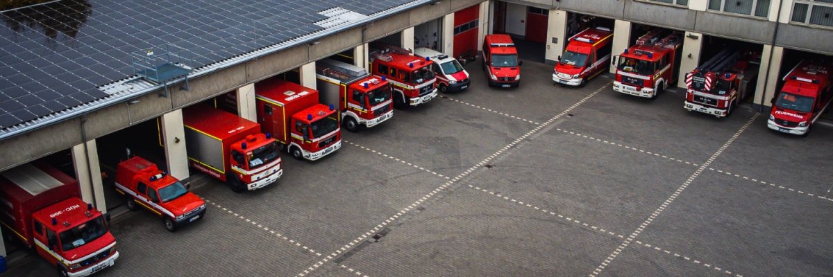 Der Fuhrpark der Feuerwehr Eltville - insgesamt 12 Einsatzautos stehen vor den geöffneten Garagen.