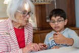 Das von der Bundesarbeitsgemeinschaft Seniorenbüros geförderte Projekt „Generationen-Kulturen-Vielfalt“ wird mit der „Werkstatt für Jung und Alt“ in Martinsthal umgesetzt. Eine Seniorin und ein Junge basteln zusammen.