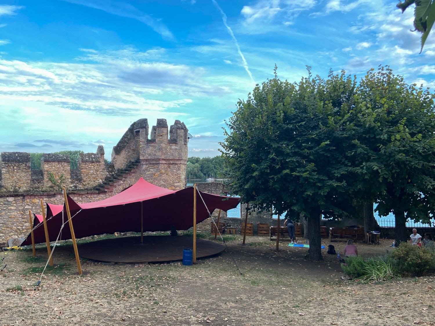 Außengelände des Jugendparks mit großem roten Zelt