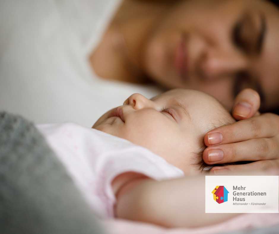 Symbolbild schlafendes Baby mit Frau im Hintergrund