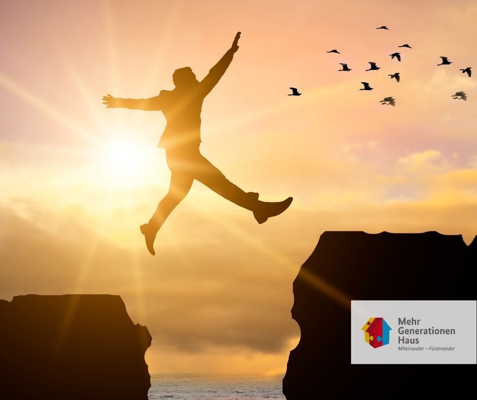 Symbolbild: Männergestalt im Sonnenuntergang der von einem auf einen anderen Felsen springt