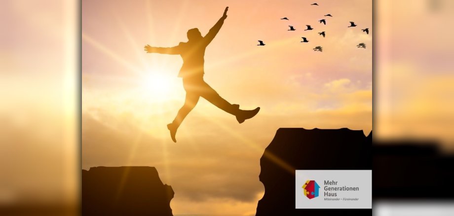 Symbolbild: Männergestalt im Sonnenuntergang der von einem auf einen anderen Felsen springt