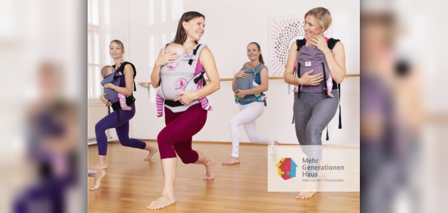 Frauen beim Sport mit Baby in Trage