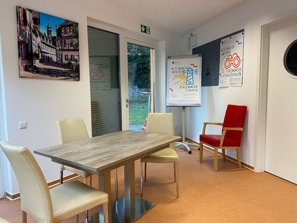 Räumlichkeiten mit Stühlen und Tisch im MGH 1