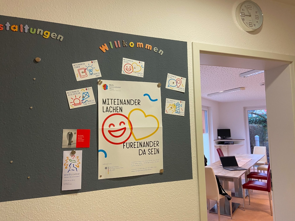 Pinnwand und Türeingang im Raum im MGH 1