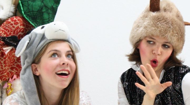 Schauspielerinnen auf der Bühne