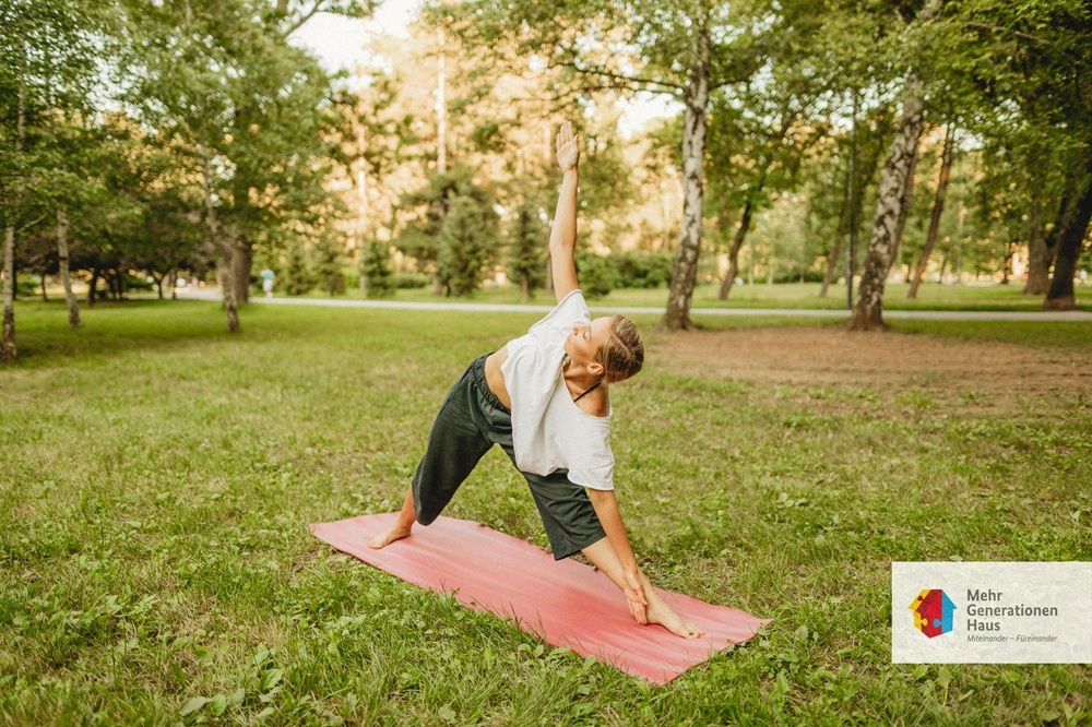 Symbolbild Frau macht Pilates in einem Park