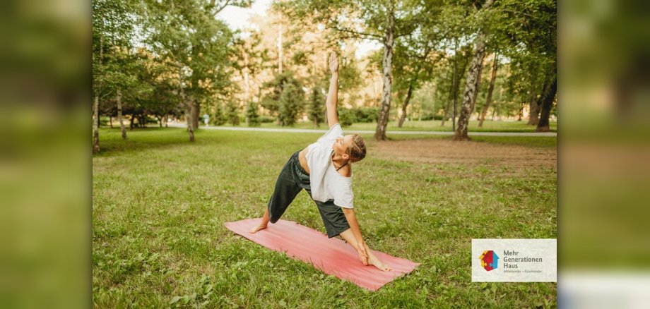 Symbolbild Frau macht Pilates in einem Park