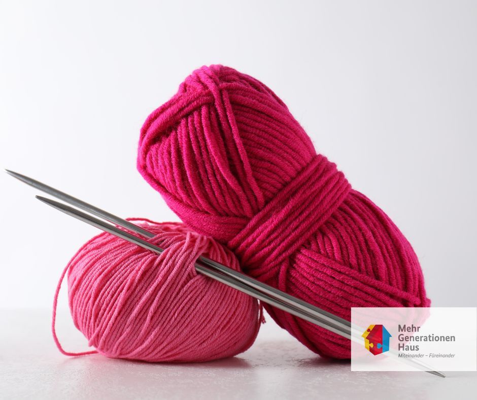 Pinke Wolle mit Stricknadeln