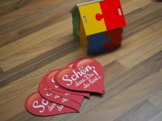 Sie möchten sich ehrenamtlich engagieren? Kommen Sie doch mal vorbei! Auf einem Tisch liegen Pappherzen mit der Aufschrift "Schön, dass du da bist".