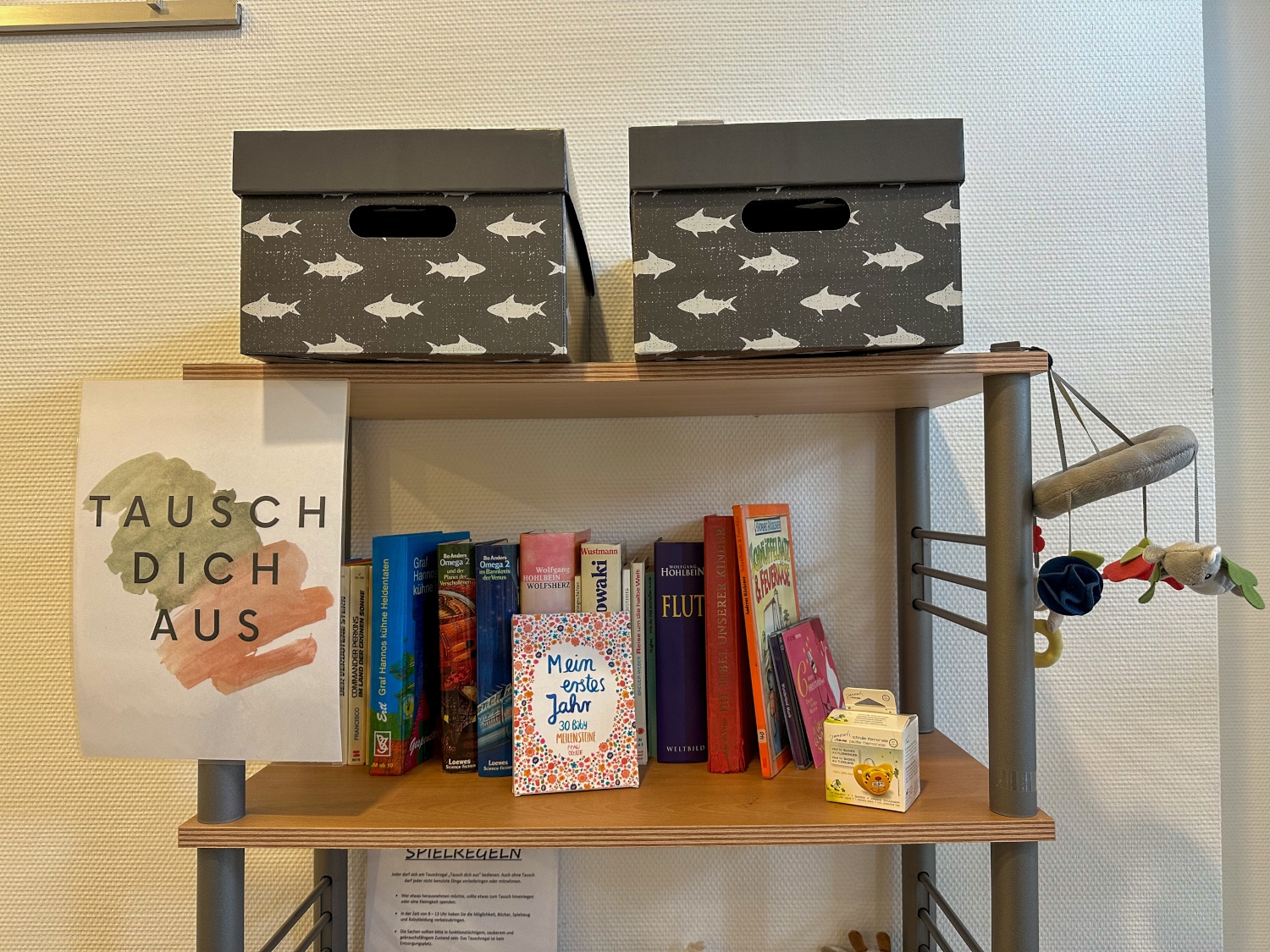 Ein Regal mit Büchern, Spielzeug und Co, das zum Tauschen im MGH bereitsteht