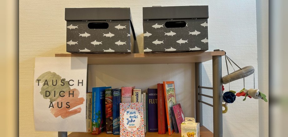 Ein Regal mit Büchern, Spielzeug und Co, das zum Tauschen im MGH bereitsteht