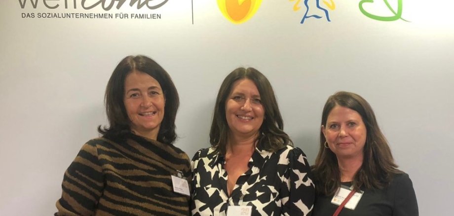 Gruppenfoto mit Eltviller wellcome-Koordinatorin Nicole Hoffmann (l.), MGH-Koordinatorin Marlis Flöck (m.) und Gabriele Marcks (r.), wellcome-Landeskoordination aus Hessen