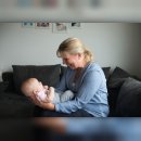 Frau mit Kind im Arm