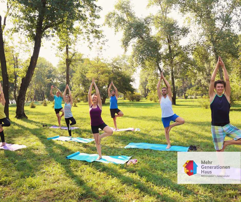 Symbolbild Menschen machen Yoga in einem Park