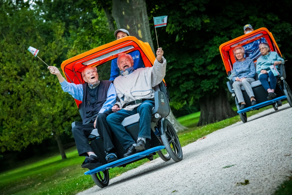 Zwi Rischkas mit Seniorinnen und Senioren als Fahrgäste