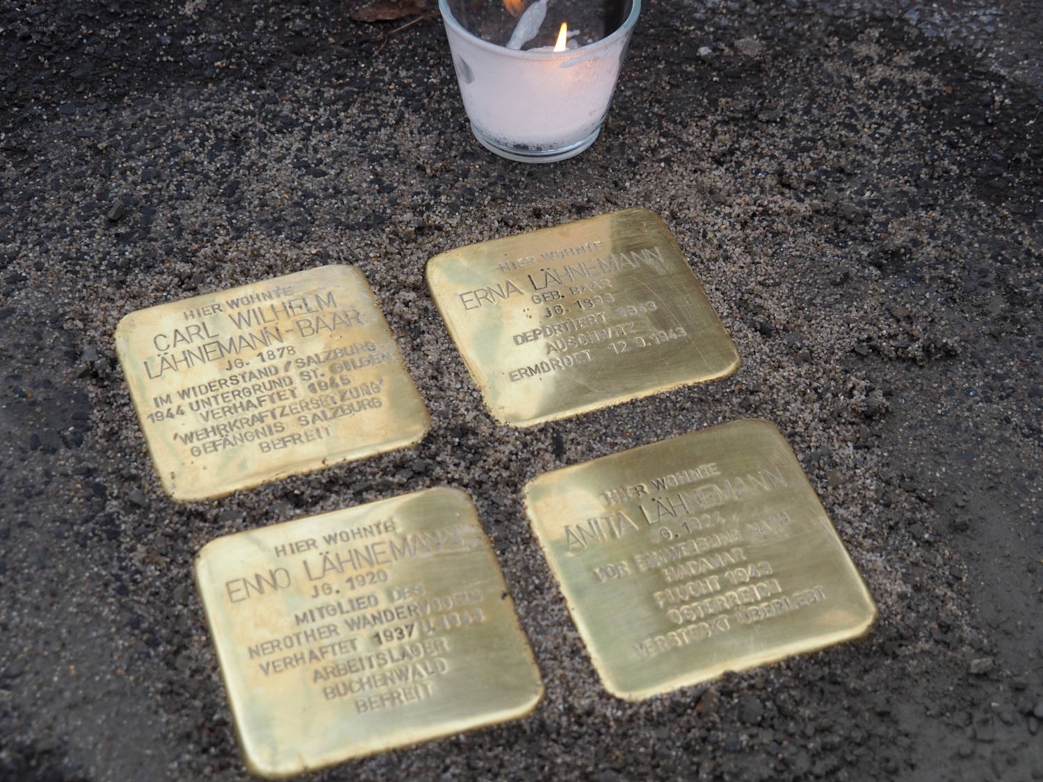 Die vier frisch verlegten Stolpersteine der Familie Lähnemann in Eltville.