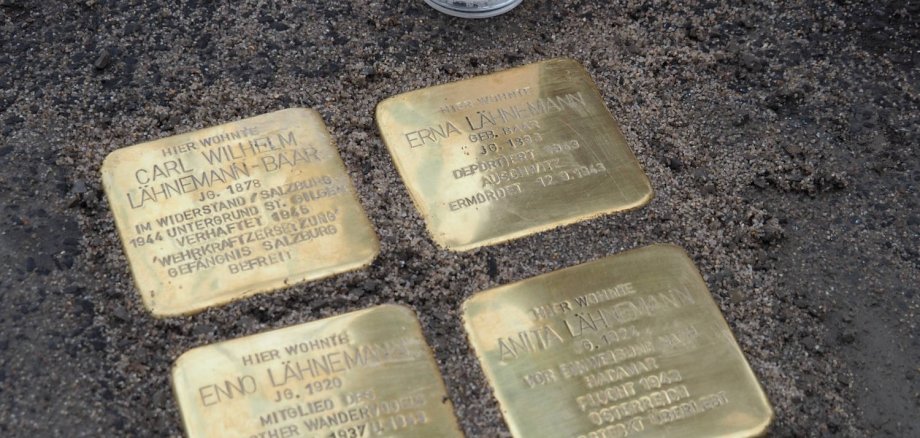 Die vier frisch verlegten Stolpersteine der Familie Lähnemann in Eltville.