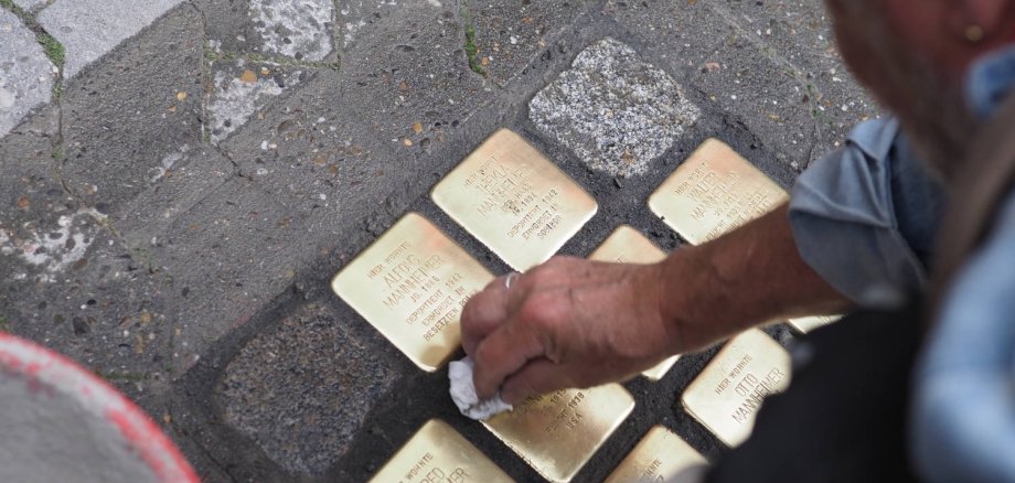 Insgesamt liegen in Eltville 54 Stolpersteine in vier Stadtteilen. Verlegung der Stolpersteine für die Familie Mannheimer.