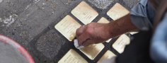Insgesamt liegen in Eltville 54 Stolpersteine in vier Stadtteilen. Verlegung der Stolpersteine für die Familie Mannheimer.