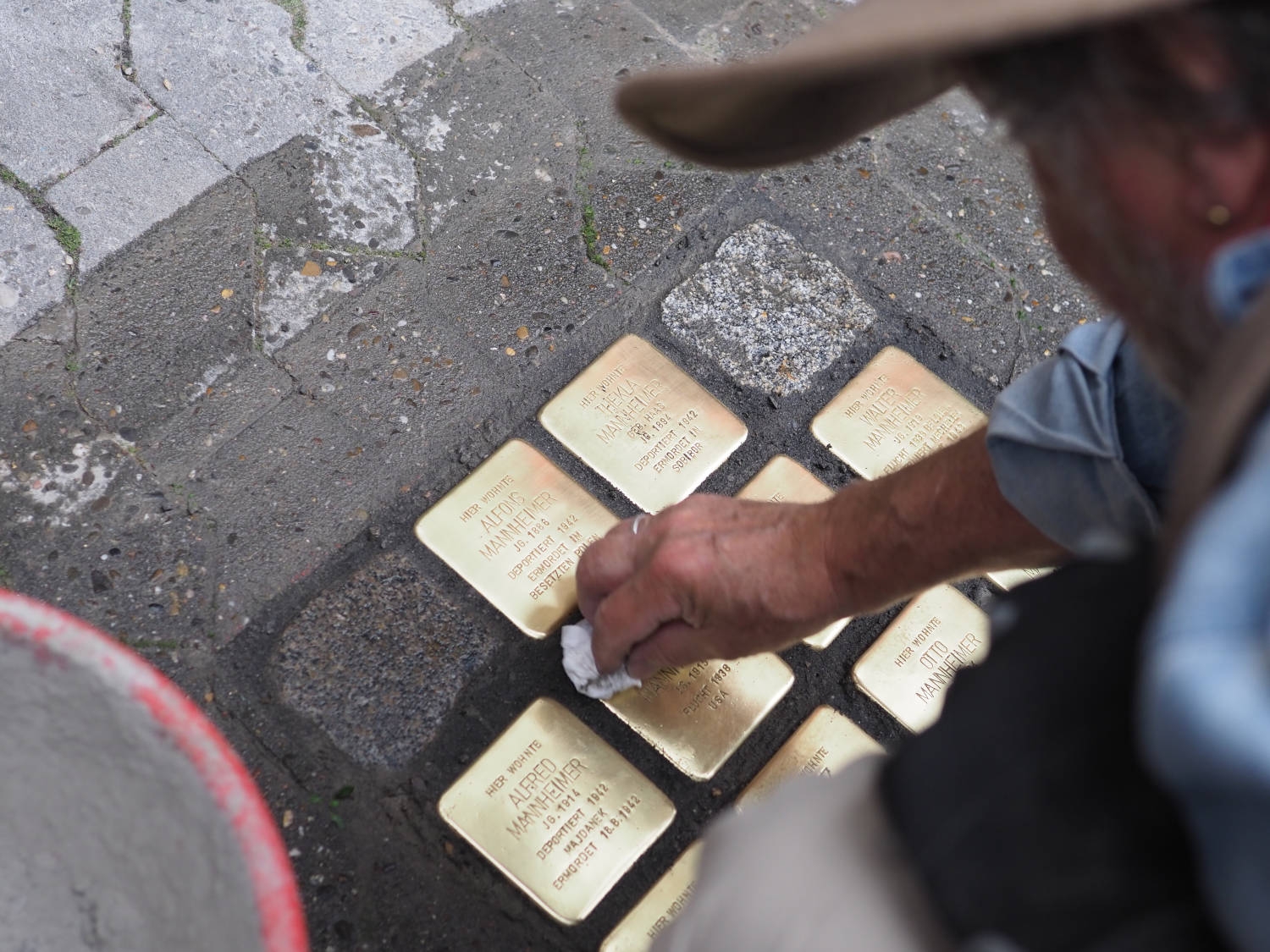 Verlegung der Stolpersteine für die Familie Mannheimer.