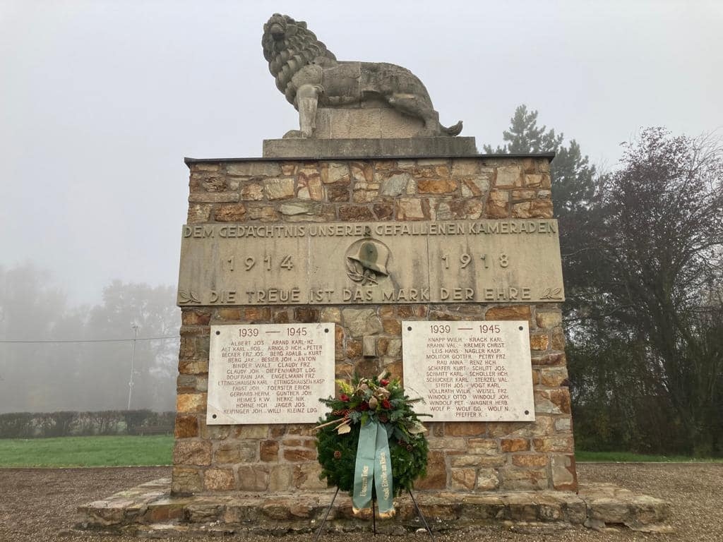 Kriegerdenkmal am Rheinufer in Hattenheim mit Kranz