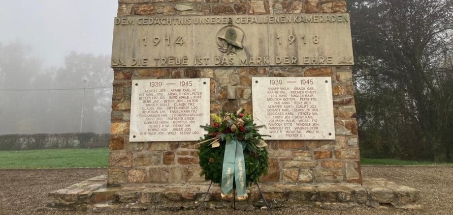 Kriegerdenkmal am Rheinufer in Hattenheim mit Kranz
