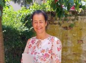 Die Eltviller wellcome-Koordinatorin Nicole Hoffmann steht im Garten mit ihrer Urkunde in der Hand.