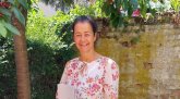 Die Eltviller wellcome-Koordinatorin Nicole Hoffmann. Die Eltviller wellcome-Koordinatorin Nicole Hoffmann steht im Garten mit ihrer Urkunde in der Hand.