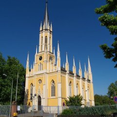 Die neugotische Johanneskirche mit ihrer typischen gelben Farbe und den vielen schlanken, spitzen gotischen Türmchen .