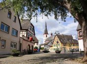 Marktplatz Erbach mit Blick auf die katholische Kirche.