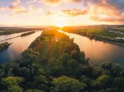 Drohnenaufnahme Blick auf Insel Mariannenaue im Herbst bei Sonnenuntergang.