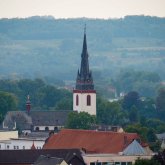 Blick auf den Kirchturm der Katholischen Kirche in Erbach. Blick auf den Kirchturm der Katholischen Kirche in Erbach.