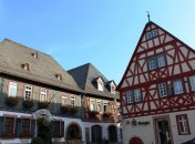 Das Hotel "Zum Krug" und NASPA-Gebäude sind Fachwerkhäuser.