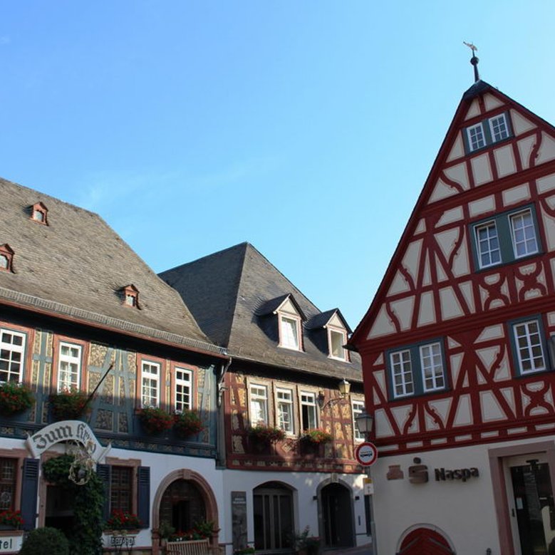 Das Hotel "Zum Krug" und NASPA-Gebäude sind Fachwerkhäuser.