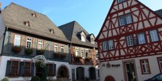 Im Hattenheimer Ortskern finden sich zahlreiche Fachwerkhäuser sowie bekannte Restaurants und Hotels. Das Hotel "Zum Krug" und NASPA-Gebäude sind Fachwerkhäuser.