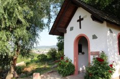 Die Margaretenkapelle in den Hattenheimer Weinbergen. Die Margaretenkapelle in den Hattenheimer Weinbergen.