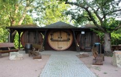 Die Hattenheimer Weinfässer am Rheinufer. Die Hattenheimer Weinfässer am Rheinufer.