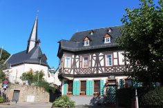 Martinsthaler Krone und Kirchturm. Martinsthaler Krone (rechts) und Kirchturm (links).