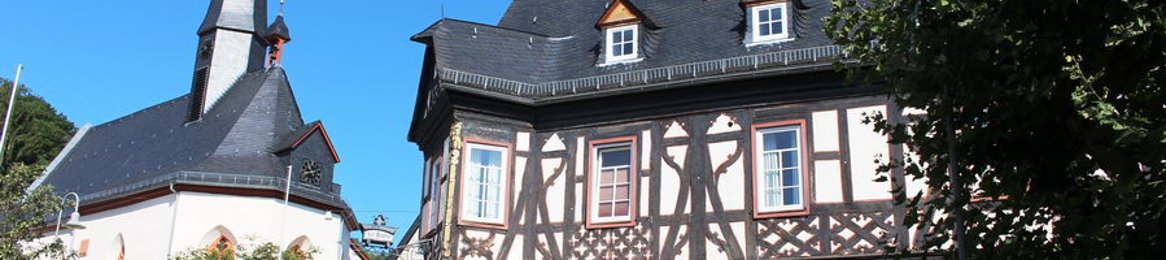 Martinsthaler Krone (rechts) und Kirchturm (links).