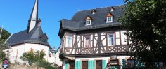 Martinsthaler Krone und Kirchturm. Martinsthaler Krone (rechts) und Kirchturm (links).