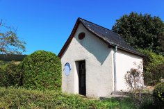 Die kleine Rödchenkapelle in den Weinbergen. Die kleine Rödchenkapelle in den Weinbergen.
