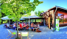 Der Martinsthaler Weinprobier- und Schlemmerstand lädt zum Genießen ein. Zahlreiche Gäste am Weinprobier- und Schlemmerstand in Martinsthal im Sommer.